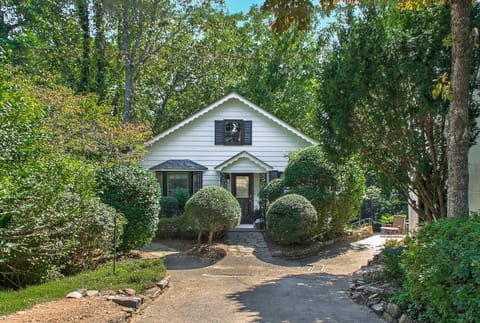 Welcome To Melrose House Cottage!