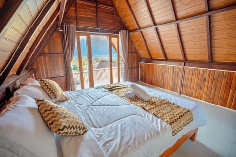 Deluxe Room | Rollaway beds, bed sheets