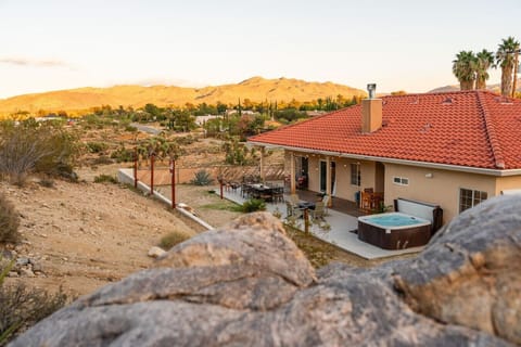 Perched among the boulders, with a hot tub and golden mountain views that never quit. 🌅🪨