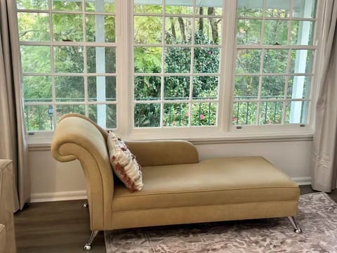 Relaxing daybed, enjoy the view, read a book or watch tv