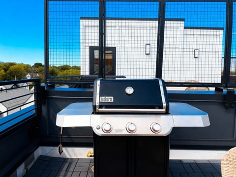 Elevate your Nashville getaway with this chic rooftop grill, perfect for evenings under the stars. Experience luxury and style at its finest with Misfit Homes. Ready for your unforgettable stay? Book now!