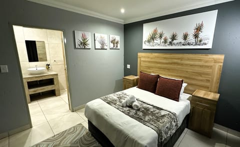 Standard Double or Twin Room | Desk, laptop workspace, iron/ironing board, WiFi (free)