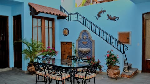 Courtyard table seating for 6