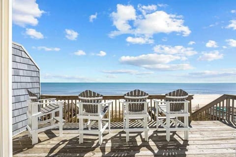 Front row seats to the ocean.