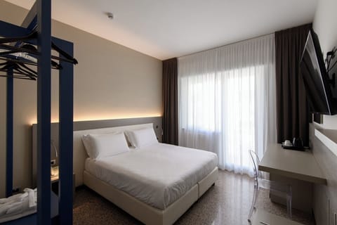 Double Room, Balcony | Minibar, in-room safe, free WiFi