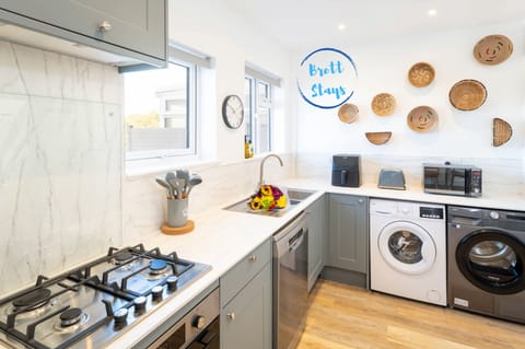 Cook with ease in a modern, fully equipped kitchen designed for everyday use.