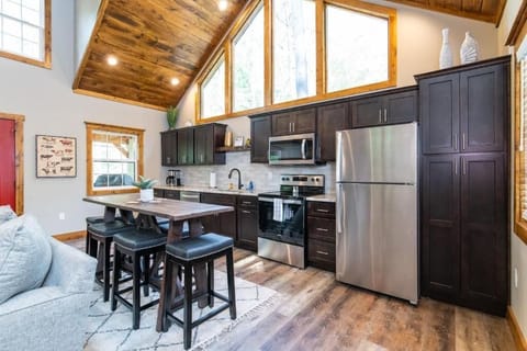 Private kitchen | Full-size fridge, microwave, oven, stovetop