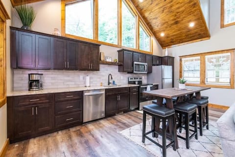 Private kitchen | Full-size fridge, microwave, oven, stovetop