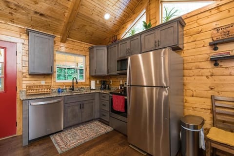 Private kitchen | Full-size fridge, microwave, oven, stovetop