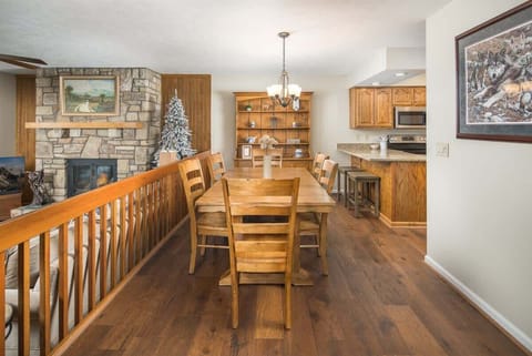 dining area sleeps 6