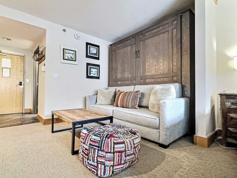 Living area | Listed with @BookTraverse