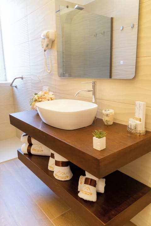 Deluxe Double Room, Balcony, Sea View | Bathroom | Slippers