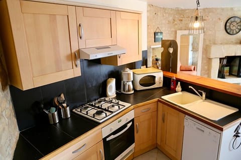 Classic Cottage, Patio, Garden View | Private kitchen