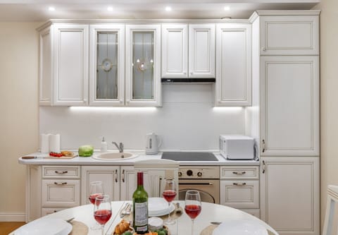 Comfort Apartment | Private kitchen | Electric kettle, paper towels