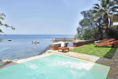 The sea or the Jacuzzi? Just one of the many good dilemmas at Estiva.