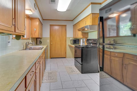 Kitchen | Dishwasher | Stove/Oven
