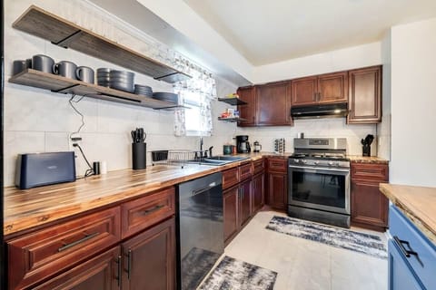 House of Smurf, Close to Savannah State House in Savannah