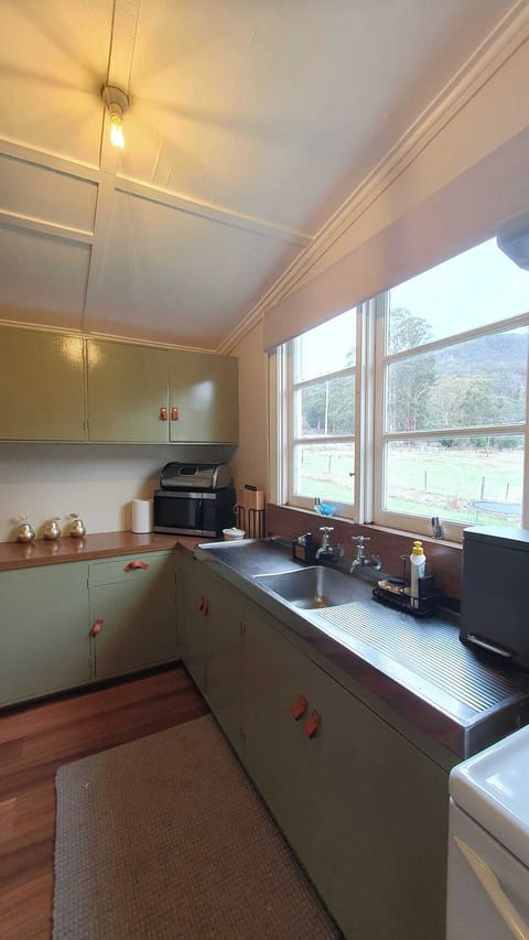 Traditional House, 3 Bedrooms, Valley View, Mountainside | Private kitchen | Fridge, microwave, electric kettle