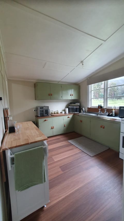 Traditional House, 3 Bedrooms, Valley View, Mountainside | Private kitchen | Fridge, microwave, electric kettle