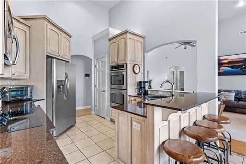 🍳 Fully equipped kitchen with stainless appliances, double ovens, and breakfast bar—perfect for group meals