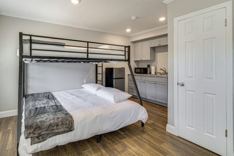 Homosassa Vacation Rental | Studio | 1BA | 400 Sq Ft | Small Step to Enter