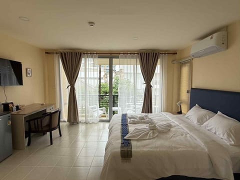 Deluxe Double Room, Garden View | Desk, laptop workspace