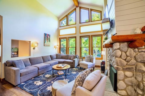 Bright open living area w/ vaulted ceilings