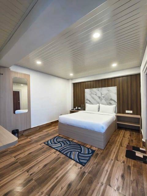 Deluxe Double Room | Laptop workspace, free WiFi