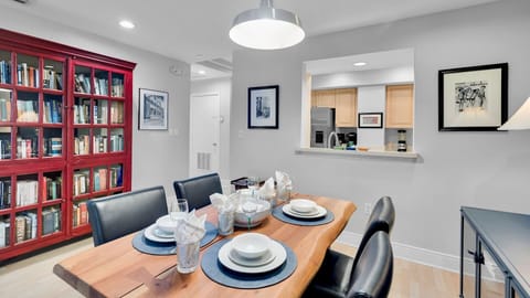 Order up! The window allows the chef in your group to tee the plates right up...