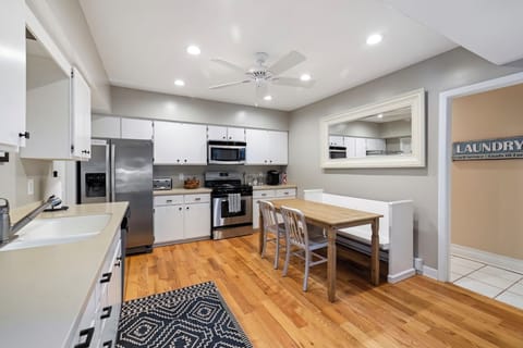 A welcoming hub for prepping, pouring, and hanging out.