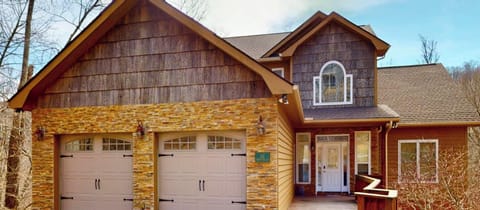 Breeze on Inn - Two Car Attached Garage