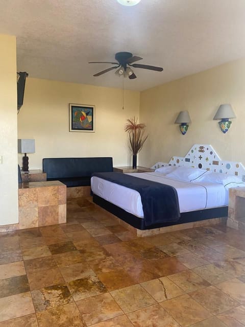 Grand Room | Jetted tub