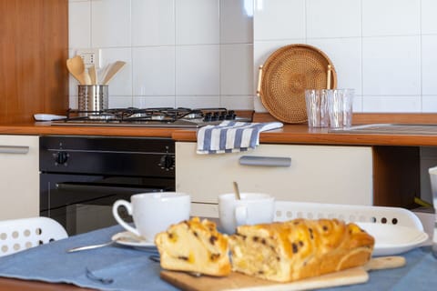 Kitchen Appliance, Kitchen, Tableware, Countertop, Furniture, Major Appliance, Interior Design, Cabinetry, Home Appliance, Small Appliance