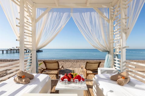 5 restaurants; breakfast, lunch, and dinner served