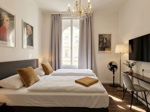 Studio with Kitchen and Street View | Free WiFi, bed sheets