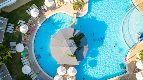 Outdoor pool, an infinity pool, pool umbrellas, sun loungers