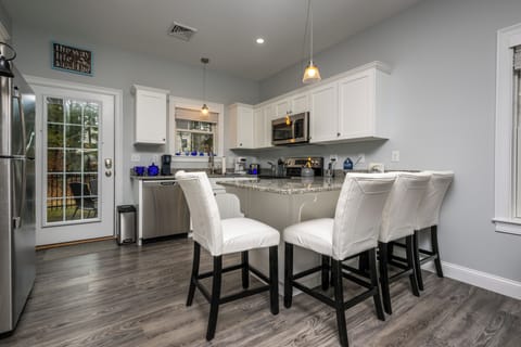 Fully equipped kitchen with seating for 4 around the island.