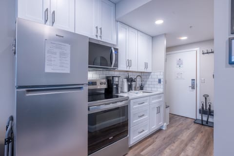 Full size fridge, microwave, and stove