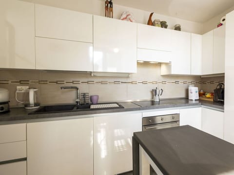 Kitchen, Countertop, Kitchen Appliance, Interior Design, Wood, Major Appliance, Cabinetry, Flooring, Furniture, Home