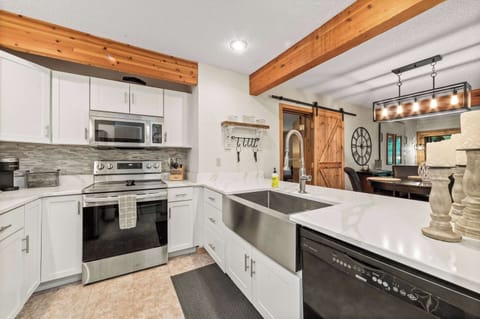 Quartz counters, new cabinetry, and modern appliances make cooking feel effortless—whether it’s pancakes before golf or dinner after skiing.