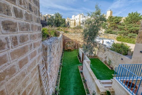 02314d37 fffe 46af 9262 3c57ecbd33ad