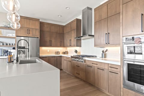 Klaim Retreats 822: Fully Equipped Kitchen with High-End Appliances