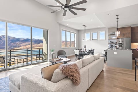 Klaim Retreats 822: Main Living Room