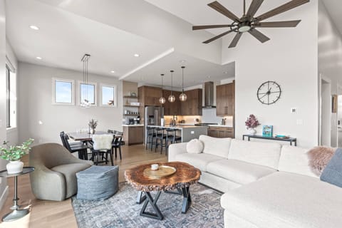 Klaim Retreats 822: Main Living Room