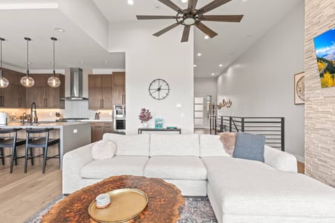 Klaim Retreats 822: Main Living Room - Comfortable Gathering