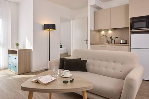 Room, 1 Queen Bed, Non Smoking (Upgrade) | Free cribs/infant beds, free WiFi, bed sheets