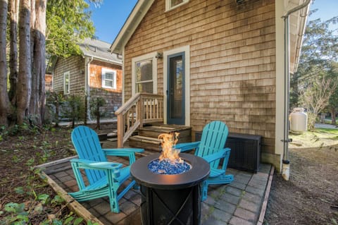 The private backyard with picnic table and propane fire table.