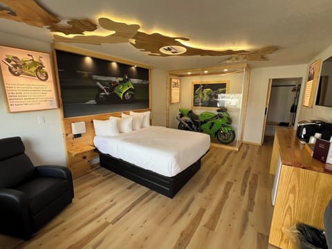 Kawasaki ZX12R | Desk, free WiFi