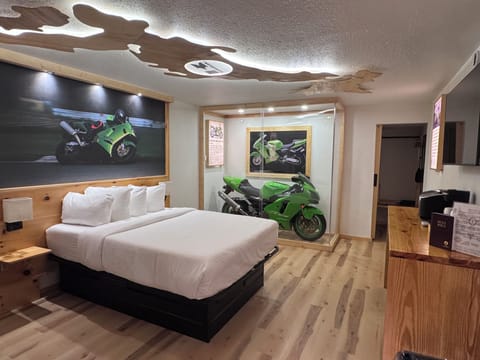 Kawasaki ZX12R | Desk, free WiFi