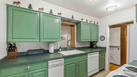 Whitefish Lake Walapai Cabin (9057)